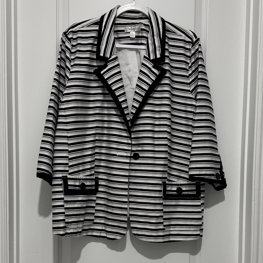Women’s DressBarn Black and White Striped Blazer 18/20